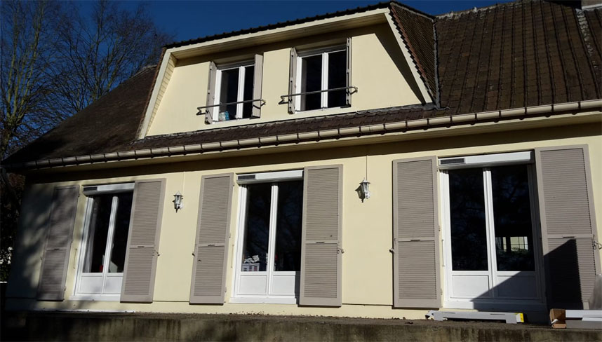 Pose de menuiseries extérieures en PVC blanc dans un pavillon AIB Menuiserie